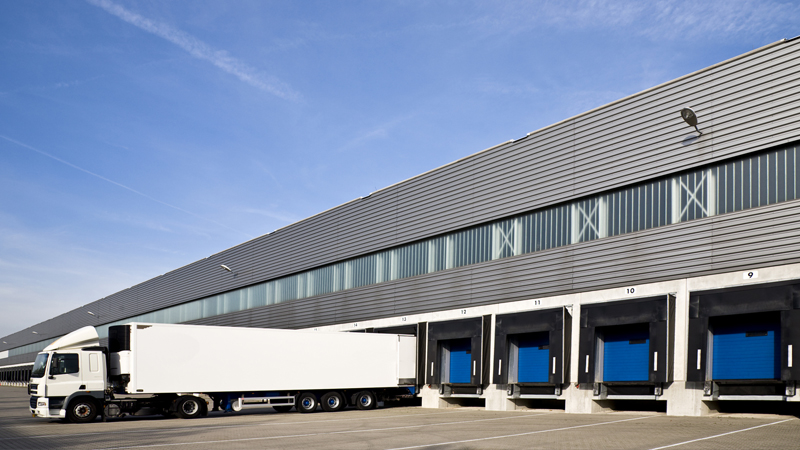 safety barrier for loading and unloading docks